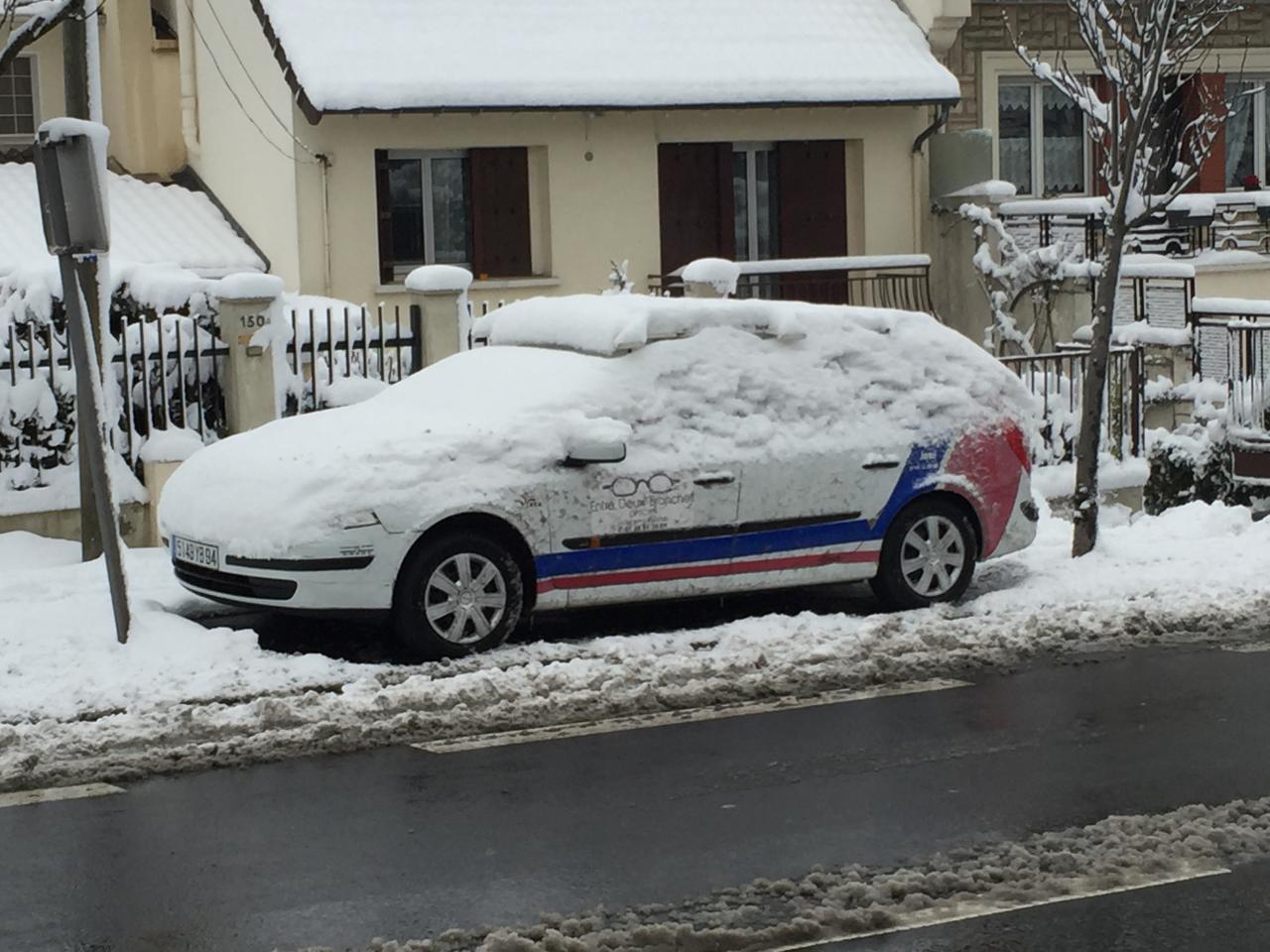 Voiture sous la neige